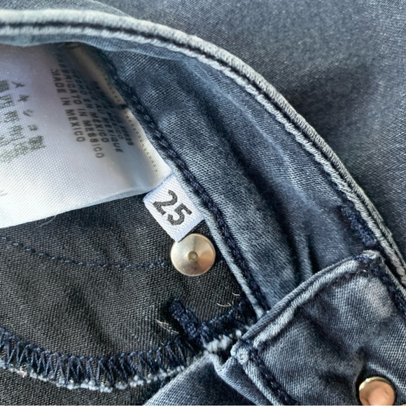 Woman’s VTG Guess Jeggings (25) - Picture 8 of 12